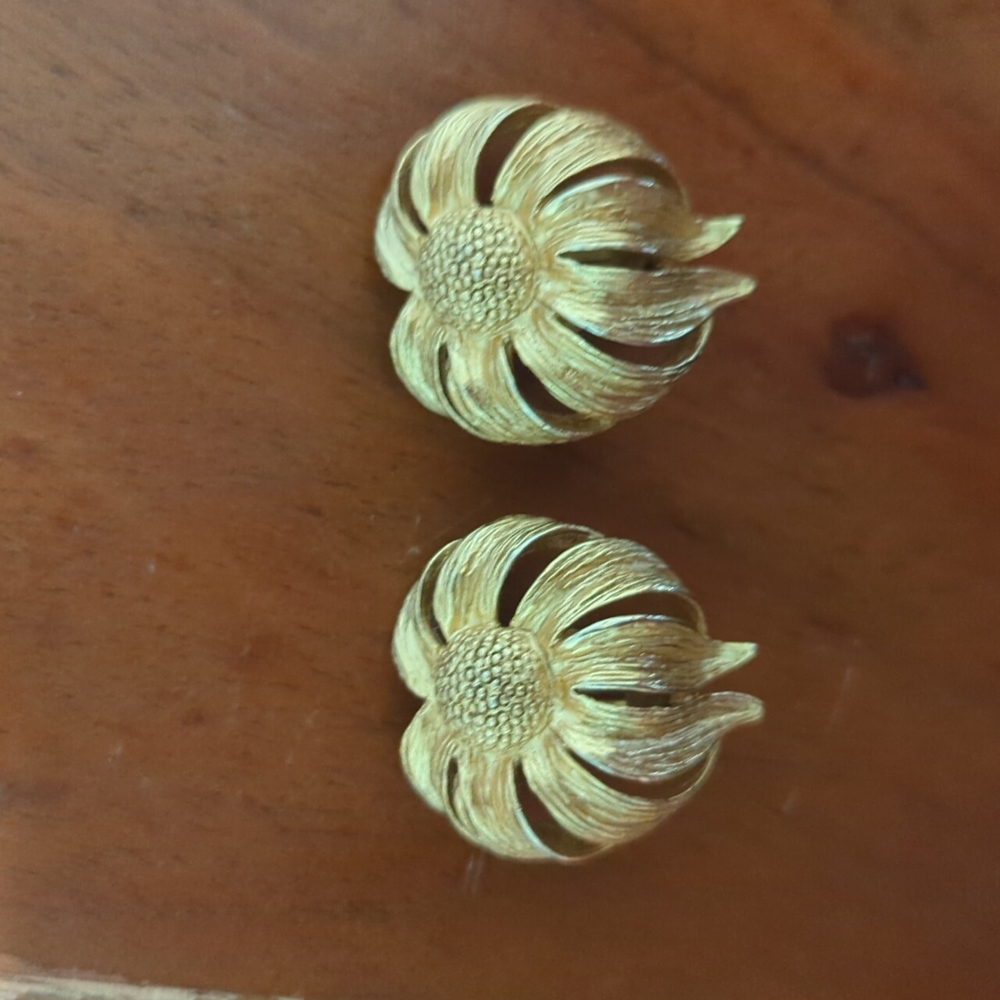 Vintage Oscar De La Renta earrings clip gold tone floral